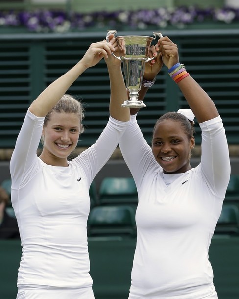 Không chỉ sở hữu một vẻ đẹp thuần khiết và đầy nữ tính, tài năng của Bouchard cũng được khẳng định bằng chức vô địch đơn nữ giải trẻ Wimbledon 2012